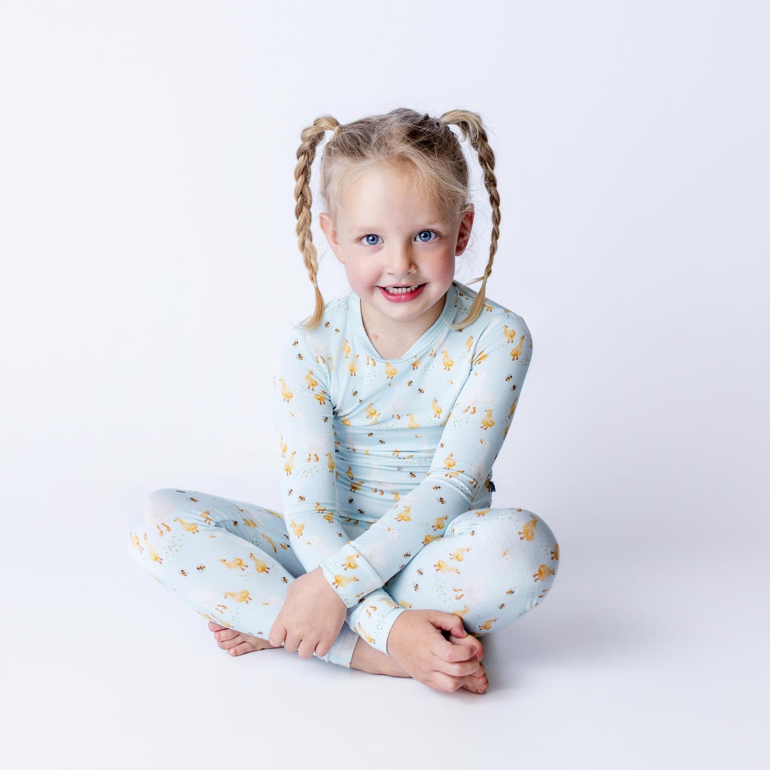 Print Long Sleeve Pajama Set in Spring Sky Feeding Ducks (333077)