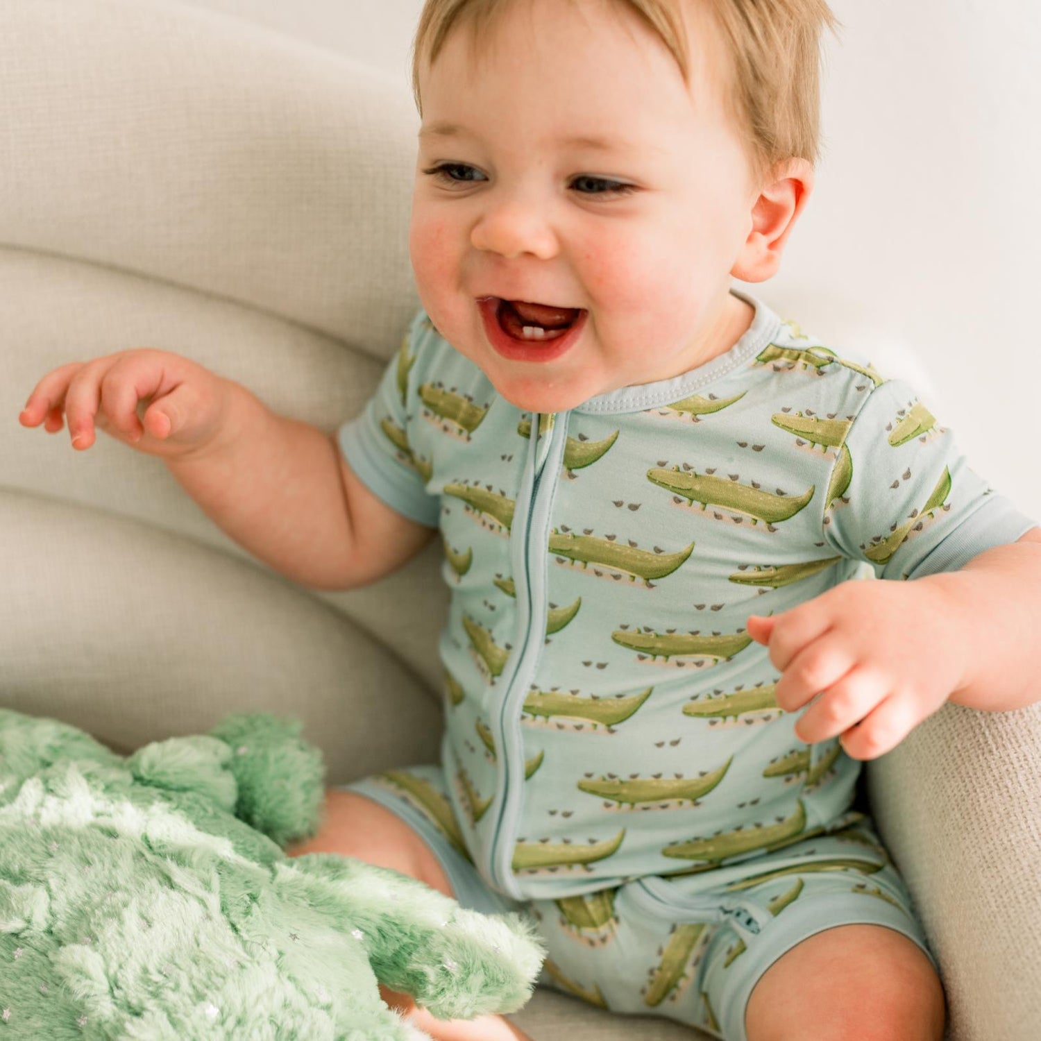 Print Shorty Sleeper with Zipper in Spring Sky Croc & Friends (374562)