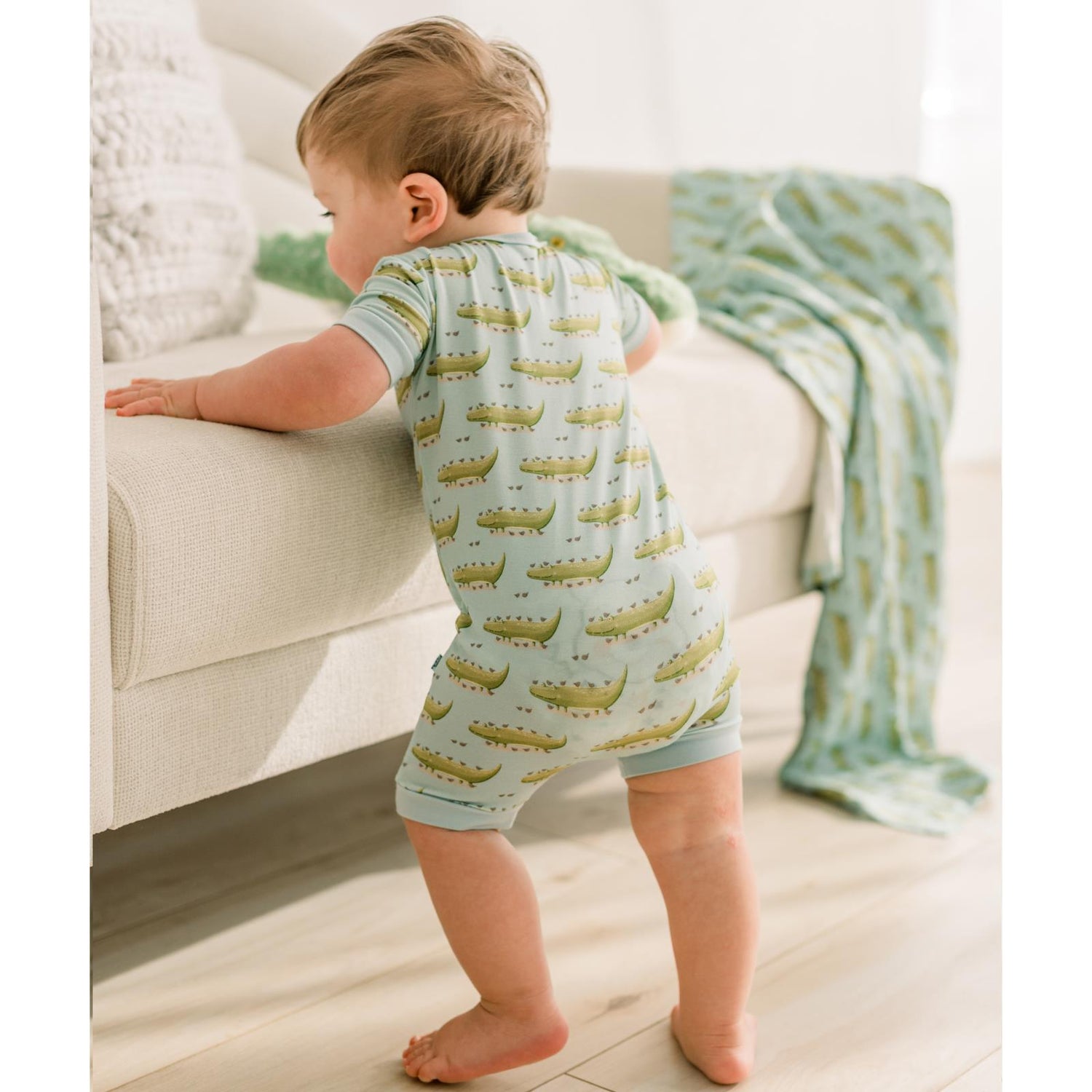 Print Shorty Sleeper with Zipper in Spring Sky Croc & Friends (374593)