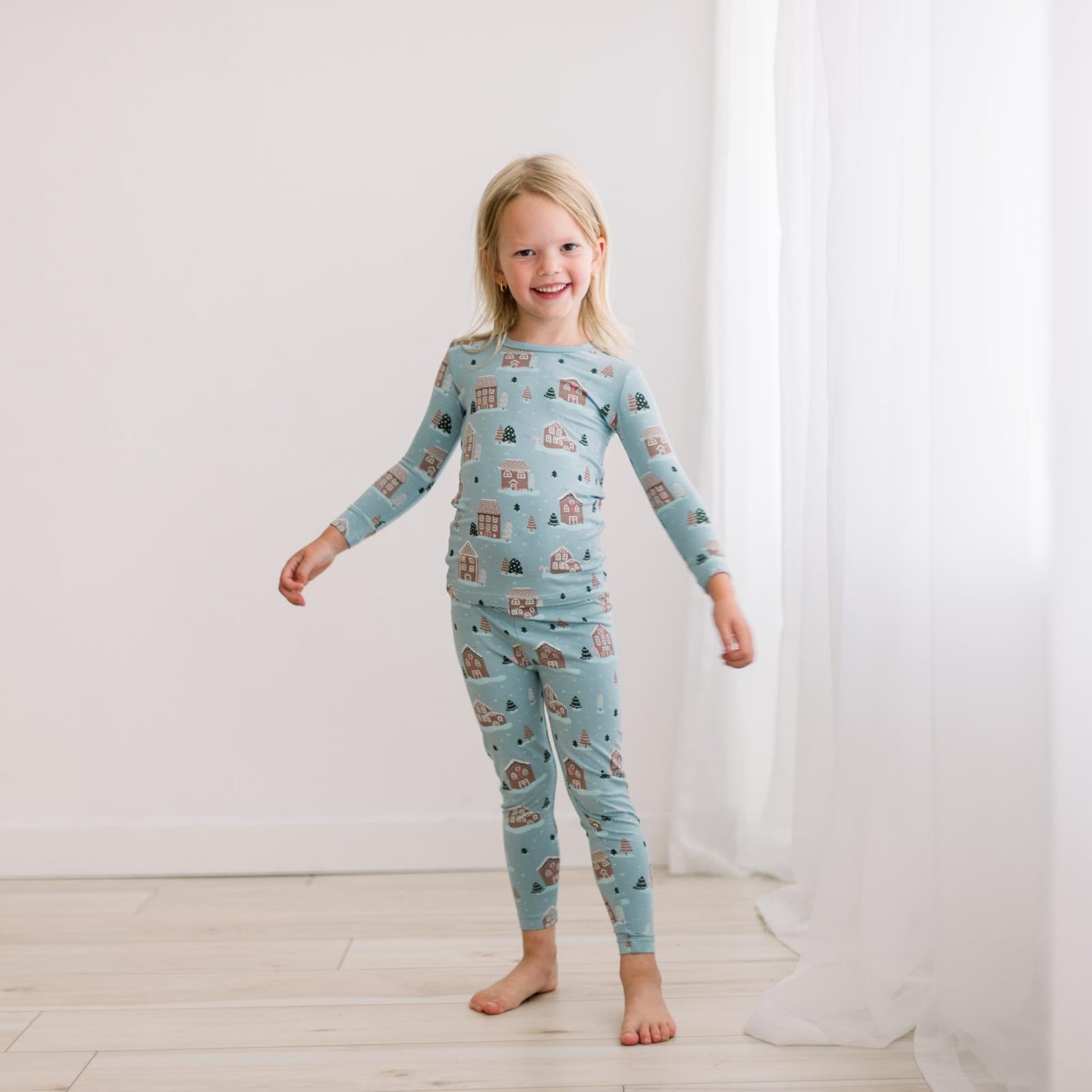 Print Long Sleeve Pajama Set in Stormy Sea Gingerbread Town (343598)