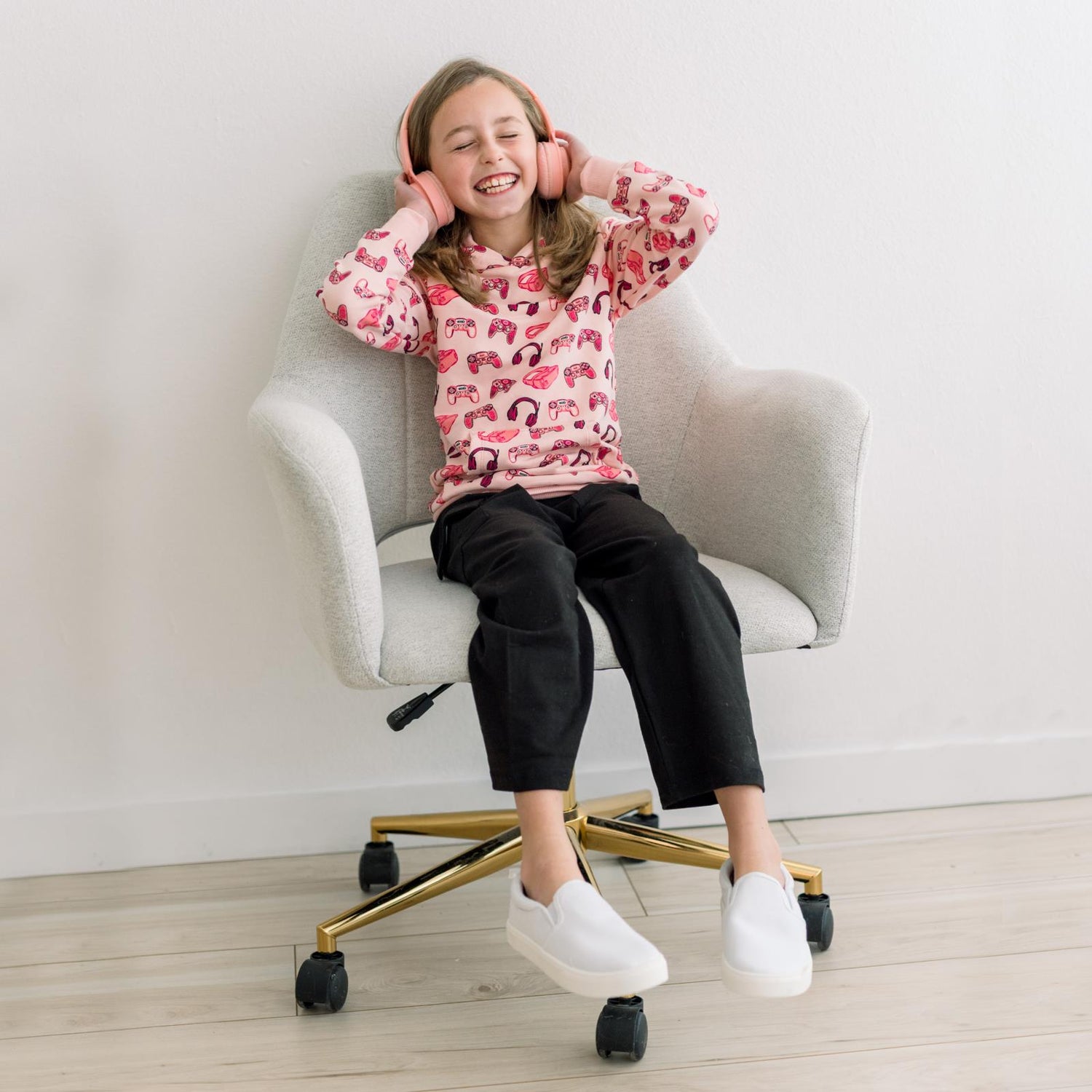 Print Fleece Kangaroo Pocket Pullover in Baby Rose Gamer (351291)