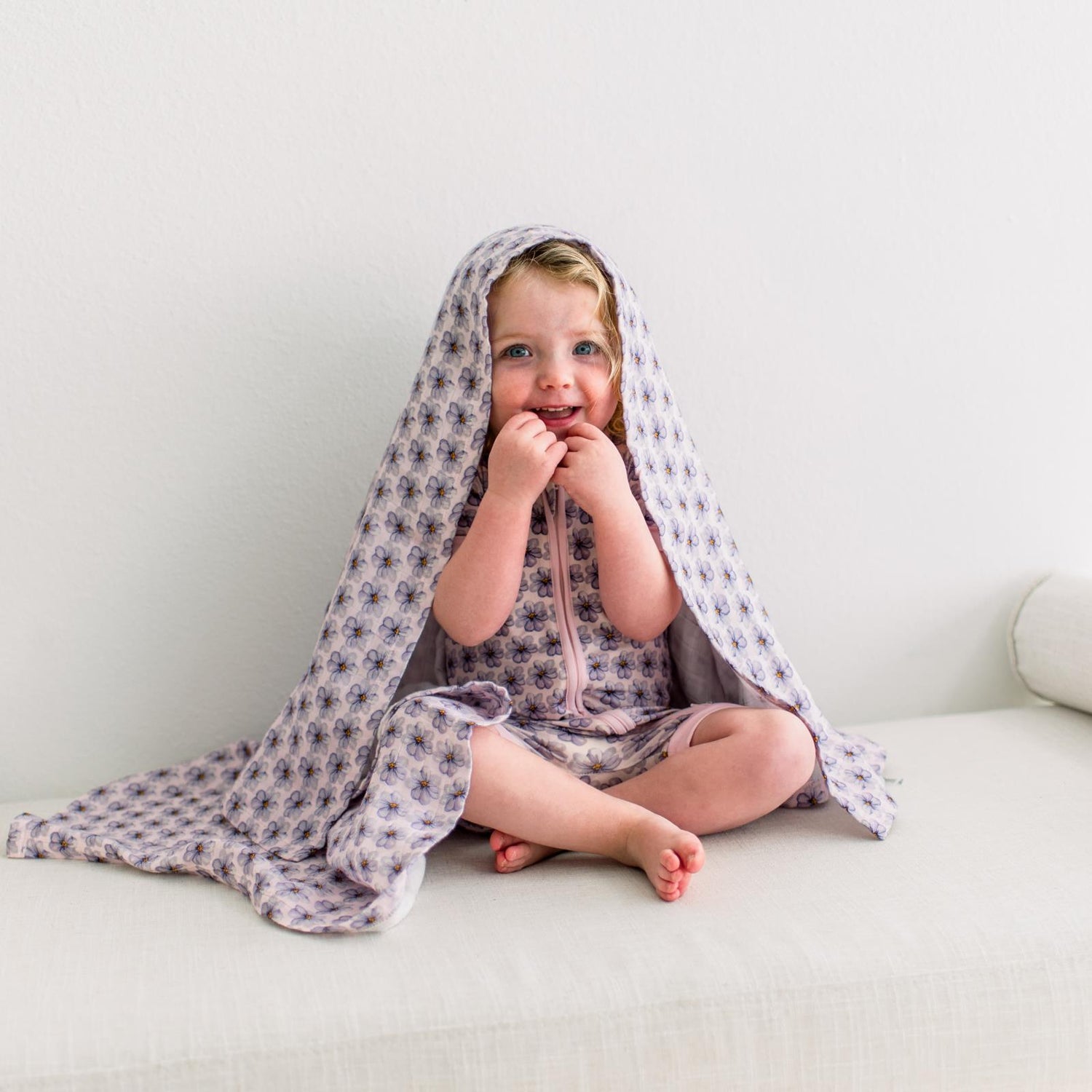 Print Dreamy Soft Muslin Swaddling Blanket in Shrinking Violet Summer Flowers (374460)