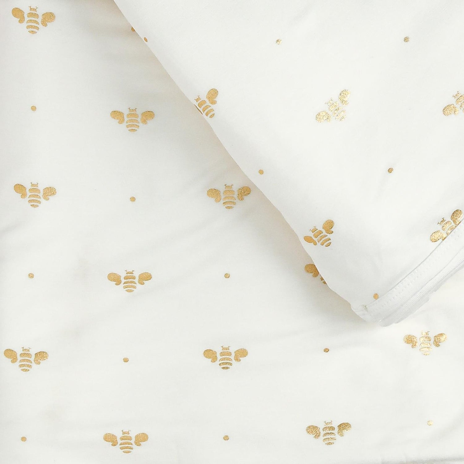 Women's Print Short Sleeve V-Neck Relaxed Tee in Gold Bees (359467)