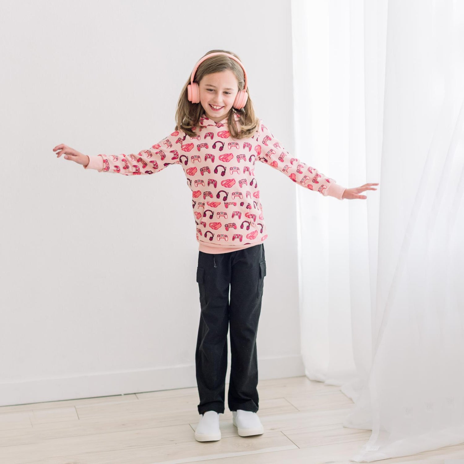 Print Fleece Kangaroo Pocket Pullover in Baby Rose Gamer (373547)