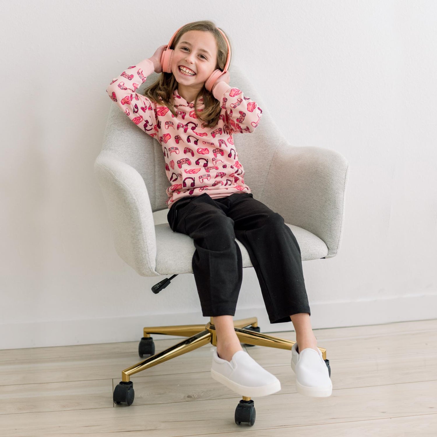 Print Fleece Kangaroo Pocket Pullover in Baby Rose Gamer (373542)