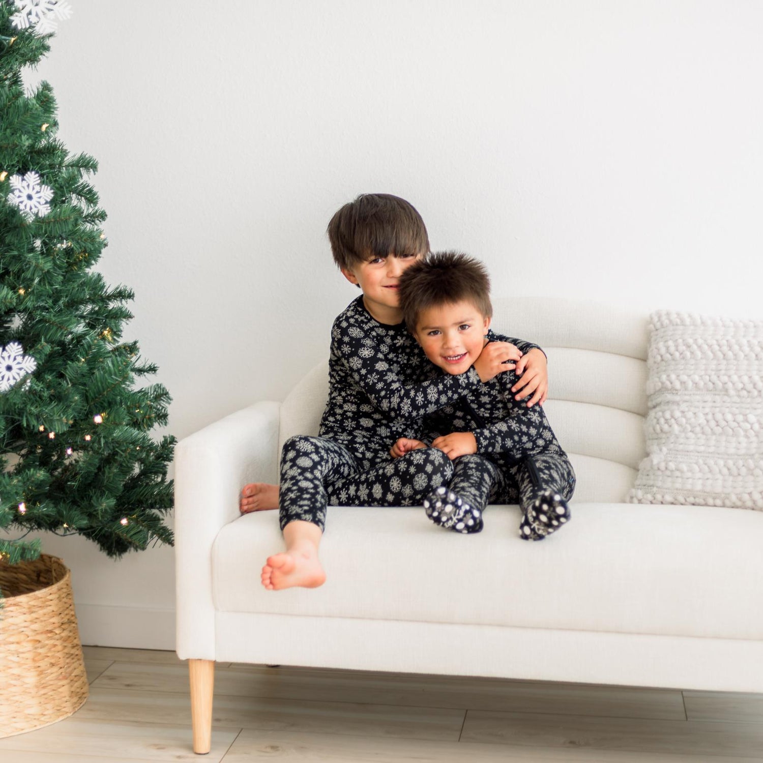 Print Long Sleeve Pajama Set in Chalkboard Snowflakes (370846)