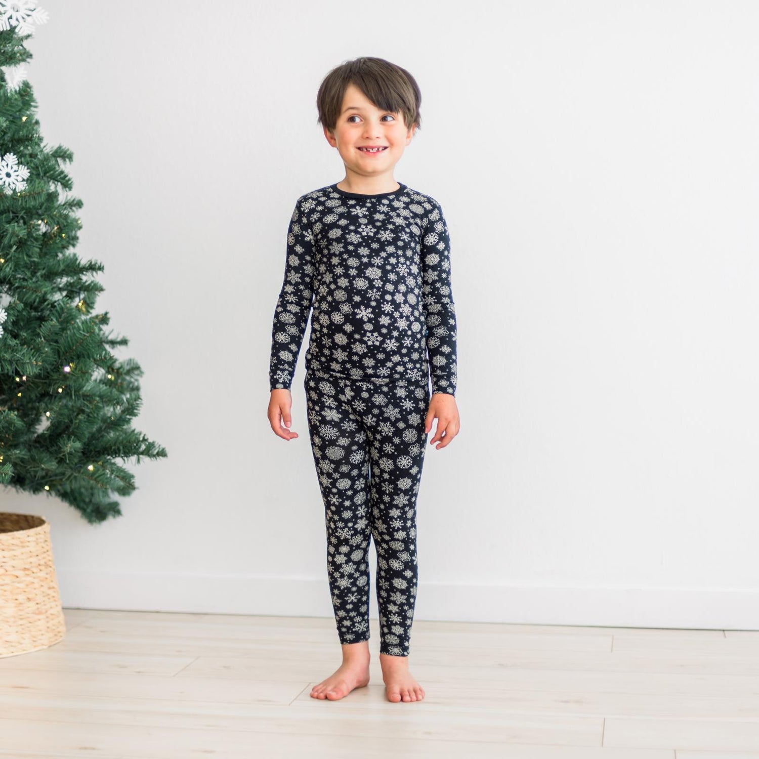 Print Long Sleeve Pajama Set in Chalkboard Snowflakes (370858)