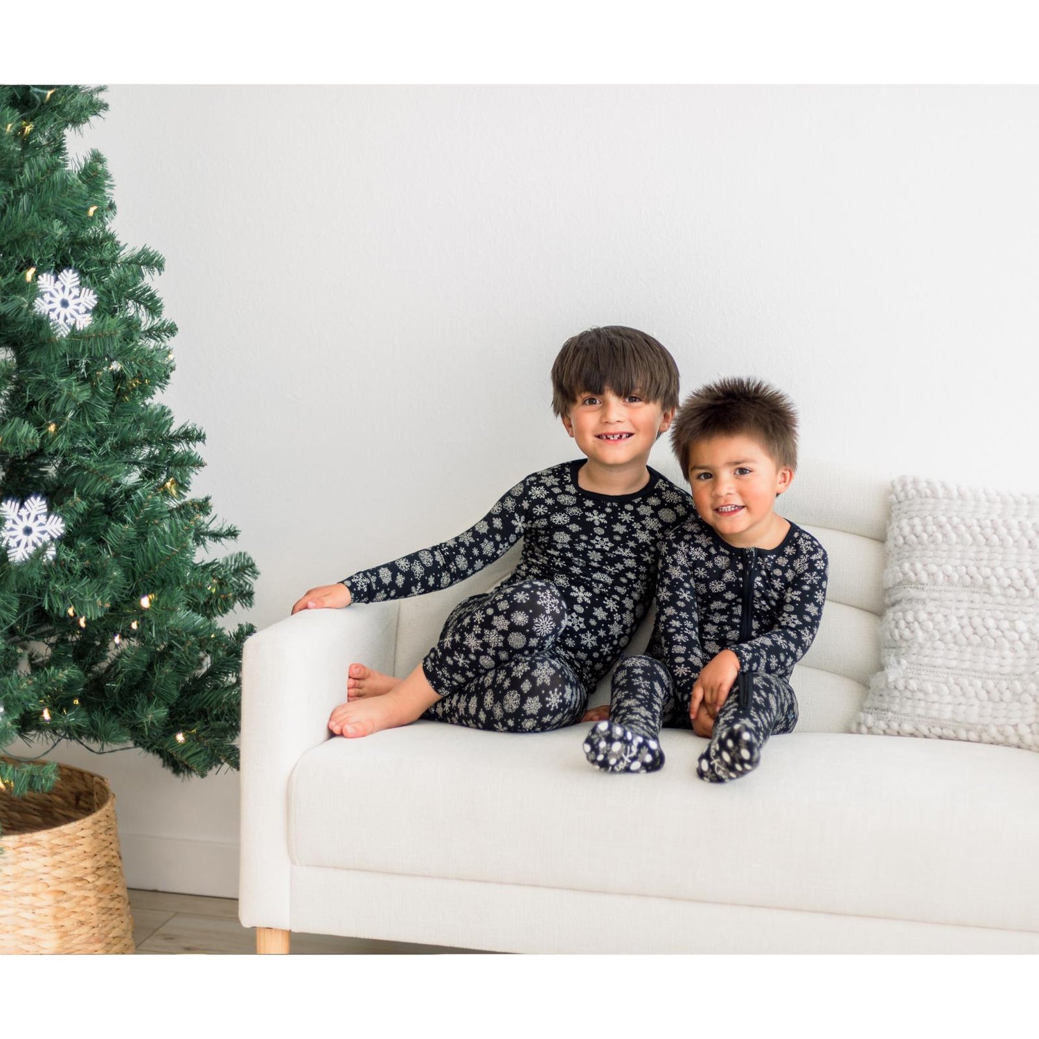Print Long Sleeve Pajama Set in Chalkboard Snowflakes (370859)