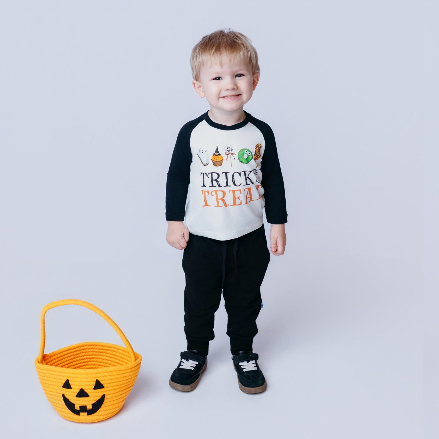 Long Sleeve Crew Neck Graphic Raglan Tee in Natural Trick or Treat (332451)
