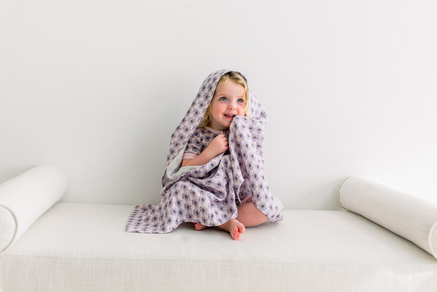 Print Dreamy Soft Muslin Swaddling Blanket in Shrinking Violet Summer Flowers (378126)